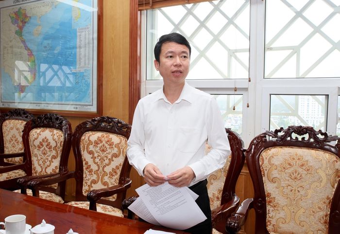 Lãnh đạo Sở Tài chính trình bày chủ trương đầu tư các dự án tại cuộc họp. 