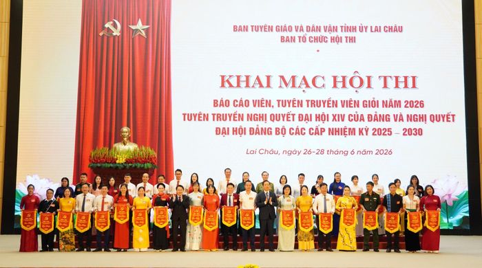 Ban Tổ chức Hội thi trao Cờ lưu niệm cho các đoàn tham gia Hội thi Báo cáo viên, Tuyên truyền viên giỏi tỉnh Lai Châu năm 2026.