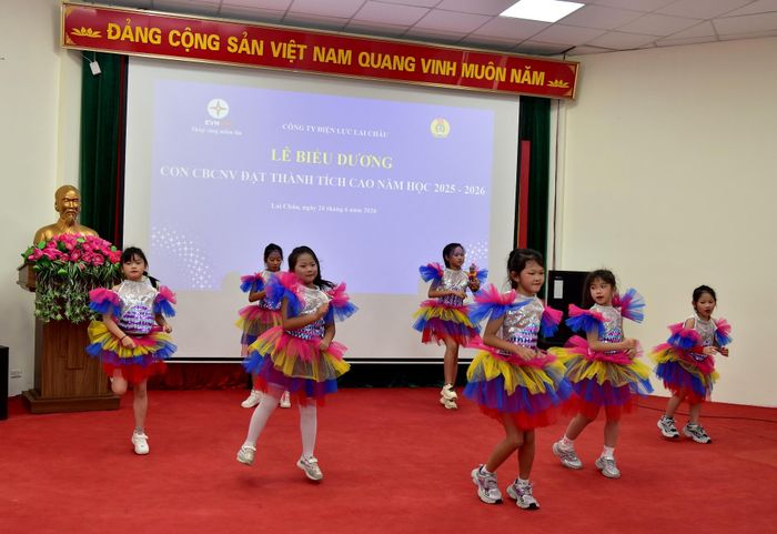 Văn nghệ chào mừng tại lễ biểu dương.