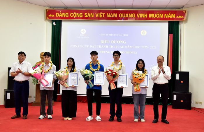 Lãnh đạo Công ty trao khen thưởng cho học sinh THPT có thành tích xuất sắc trong học tập.