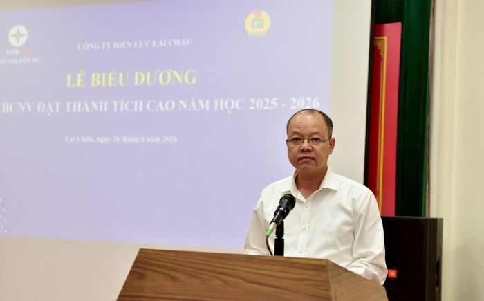 Lãnh đạo Công ty Điện lực Lai Châu phát biểu tại lễ biểu dương.