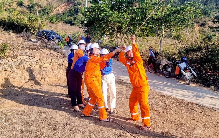 Cán bộ Điện lực kéo điện cho các hộ dân bản Huổi Lính.