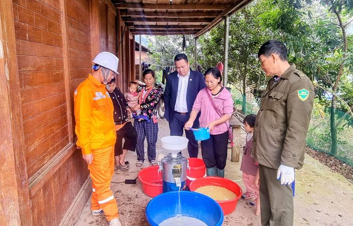 Nhờ có điện bà con bản Huổi Dạo, xã Mường Mô mua được nhiều thiết bị điện hỗ trợ sản xuất.