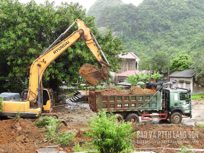 Nhà thầu huy động máy móc tổ chức phá dỡ các công trình, vật kiến trúc trên đất để giải phóng mặt bằng