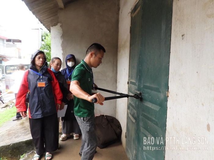 Lực lượng chức năng thực hiện cắt khóa để kiểm kê, di dời tài sản tại nhà kho do Ban Quản lý Hội hiếu phe làng thôn Ngọc Quyến sử dụng
