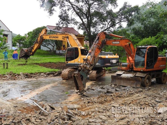 Nhà thầu huy động máy móc tổ chức phá dỡ các công trình, vật kiến trúc trên đất để giải phóng mặt bằng