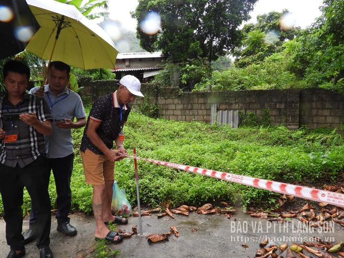 Cán bộ Ban quản lý dự án và công nhân nhà thầu thi công xác định khu vực bảo vệ thi công