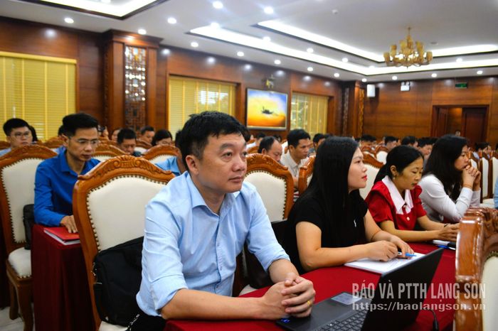 Học viên theo dõi nội dung các chuyên đề được truyền đạt tại hội nghị tập huấn