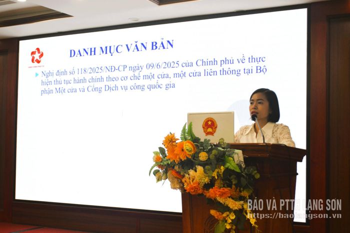 Báo cáo viên Trung tâm PVHCC tỉnh truyền đạt các quy định về tiếp nhận và giải quyết TTHC theo cơ chế một cửa, một cửa liên thông tại hội nghị