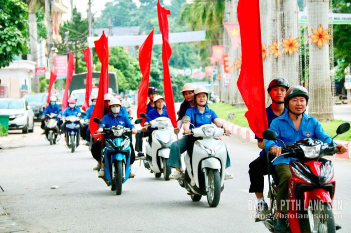 Đoàn viên thanh niên xã Văn Quan diễu hành tuyên truyền hưởng ứng Tháng hành động quốc gia về phòng, chống bạo lực gia đình năm 2026