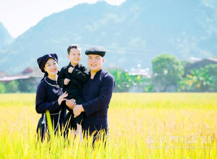 Vợ chồng anh Nguyễn Tuấn Hưng và chị Hoàng Mỹ Nhung (xã Bắc Sơn) – điển hình gia đình trẻ người Tày văn hóa tiêu biểu