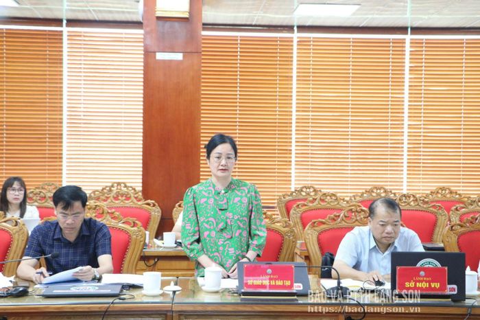 Lãnh đạo Sở Giáo dục và Đào tạo phát biểu ý kiến tại cuộc họp