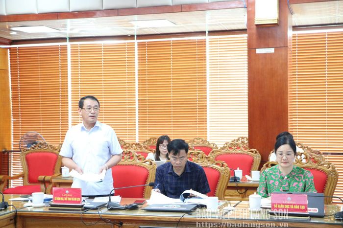 Lãnh đạo Sở Văn hóa, Thể thao và Du lịch phát biểu tại cuộc họp