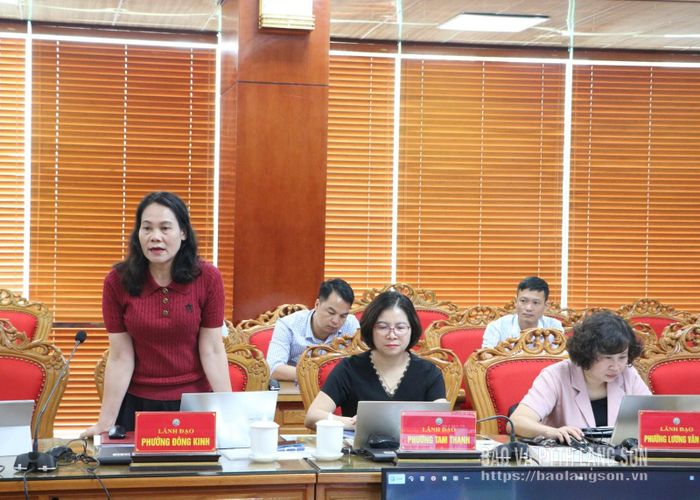 Lãnh đạo phường Đông Kinh phát biểu ý kiến tại cuộc họp