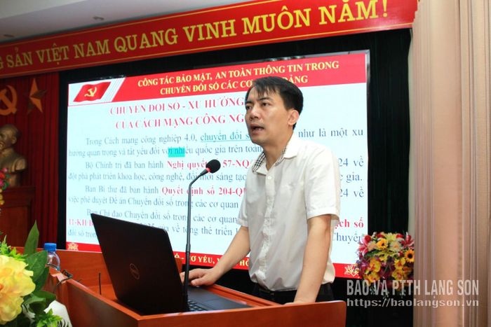 Báo cáo viên truyền đạt các quy định của Đảng, Nhà nước về bảo mật, an toàn thông tin trong công tác chuyển đổi số trong Đảng 