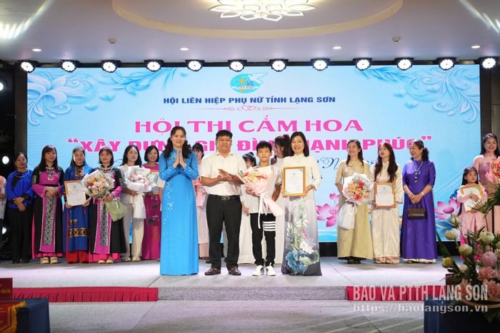 Lãnh đạo Hội Liên hiệp phụ nữ tỉnh trao giải nhì cho đội thi xã Đồng Đăng