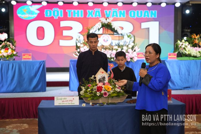 Đại diện đội thi xã Văn Quan thuyết trình giới thiệu sản phẩm
