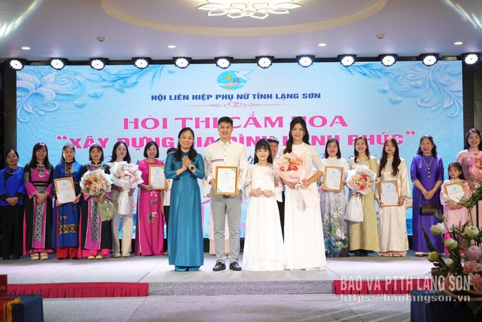 Lãnh đạo Hội Liên hiệp phụ nữ tỉnh trao giải nhất cho đội thi phường Lương Văn Tri
