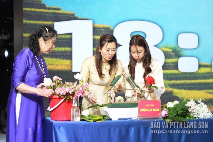 Thành viên đội phường Tam Thanh tham gia phần thi cắm hoa
