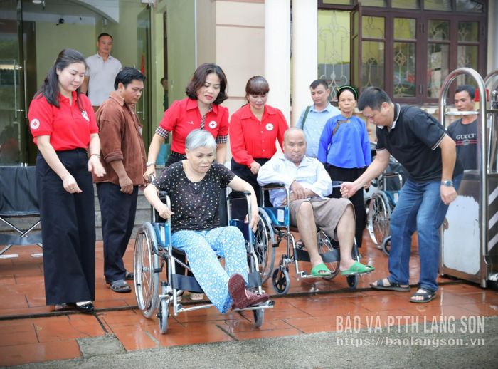 Lãnh đạo Hội Chữ thập đỏ tỉnh hướng dẫn cách sử dụng xe lăn cho các nạn nhân chất độc da cam và người khuyết tật