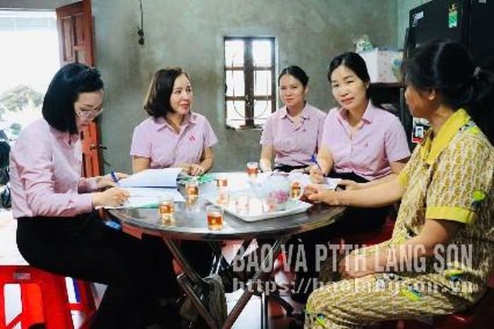 Đoàn kiểm tra thực tế hộ vay tại xã Bằng Mạc
