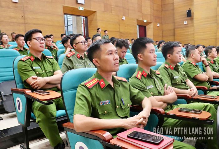 Các đại biểu tham dự chương trình 