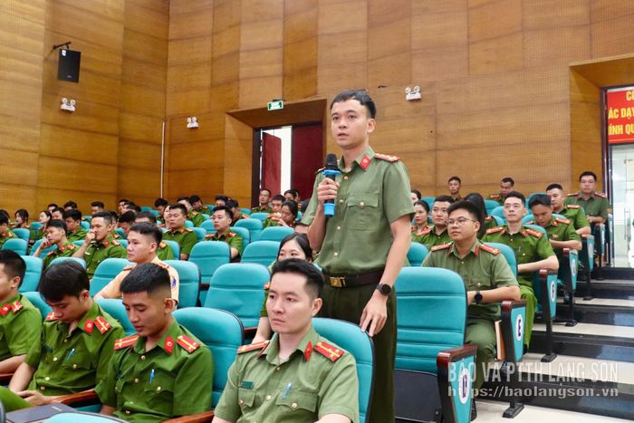 Đại diện ĐVTN công an tỉnh nêu ý kiến tại chương trình đối thoại