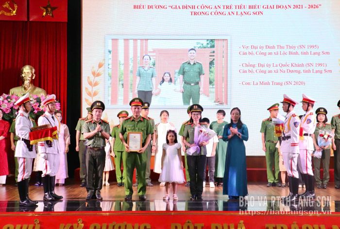 Lãnh đạo Đảng ủy Công an tỉnh và Hội Liên hiệp phụ nữ tỉnh trao hoa và chứng nhận biểu dương "Gia đình công an trẻ tiêu biểu" cho các gia đình