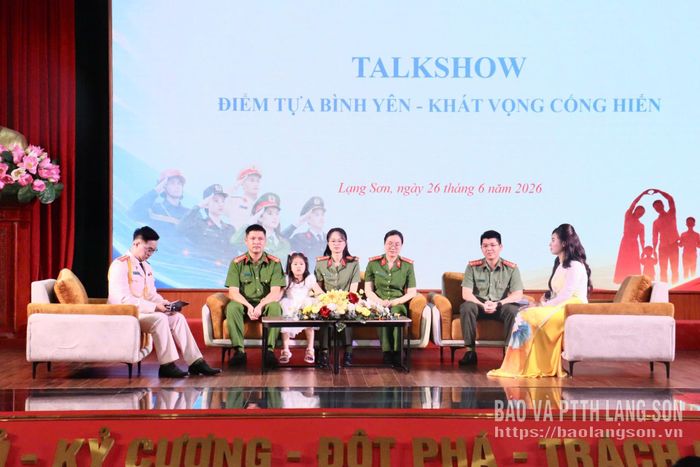 Đại diện các gia đình công an trẻ tiêu biểu tham gia Talkshow “Điểm tựa bình yên - Khát vọng cống hiến”