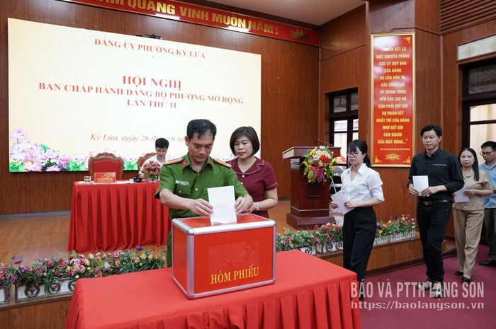 Các đại biểu bỏ phiếu thống nhất thông qua Đề án giải thể, thành lập mới tổ chức đảng và Đề án sắp xếp, thành lập tổ chức đảng ở tổ dân phố trên địa bàn phường Kỳ Lừa
