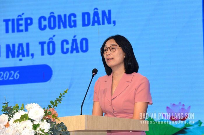 Thạc sĩ Phạm Thị Hường, Giảng viên Khoa nghiệp vụ II - Trường Cán bộ Thanh tra (Thanh tra Chính phủ) truyền đạt một số nội dung trọng tâm tại hội nghị tập huấn