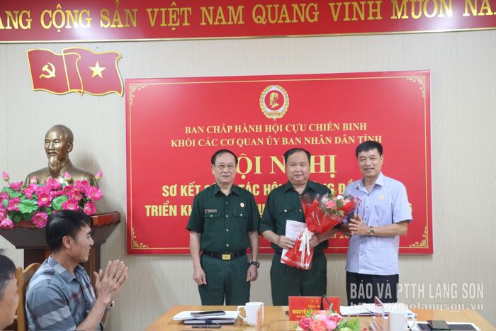 Các đại biểu trao quyết định và tặng hoa chúc mừng đồng chí tân Phó Chủ tịch, Trưởng Ban kiểm tra Hội CCB Khối các cơ quan UBND tỉnh khóa VIII nhiệm kỳ 2025 - 2030