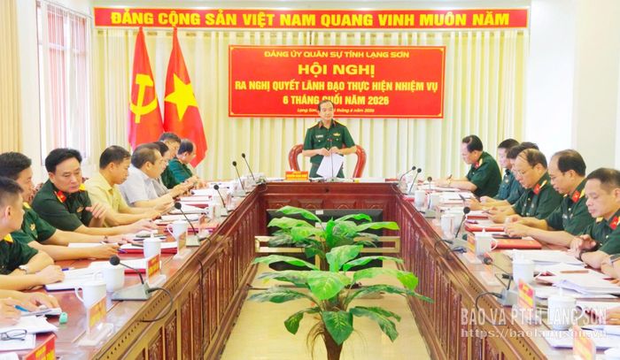 Đại tá Nguyễn Công Khuê, Tỉnh ủy viên, Phó Bí thư Thường trực Đảng ủy Quân sự tỉnh kết luận hội nghị