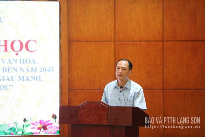 Lãnh đạo Sở Văn hóa, Thể thao và Du lịch trình bày tham luận tại hội thảo