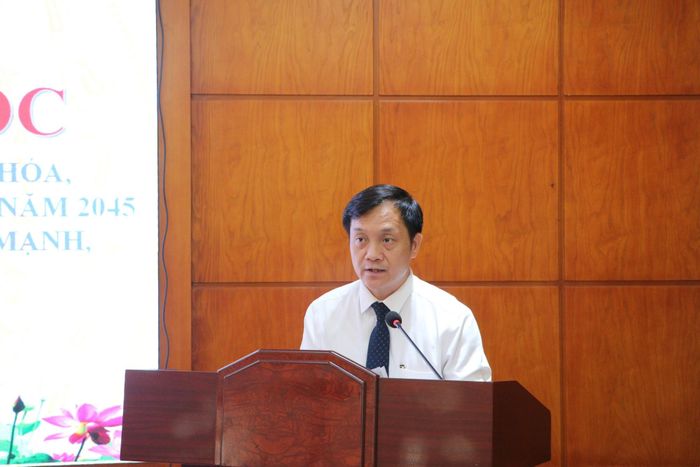 Lãnh đạo Trường Chính trị Hoàng Văn Thụ phát biểu đề dẫn hội thảo