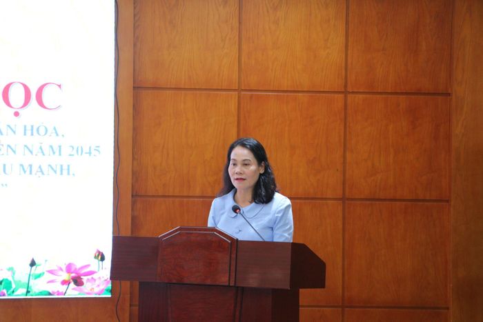 Lãnh đạo phường Đông Kinh trình bày tham luận tại hội thảo