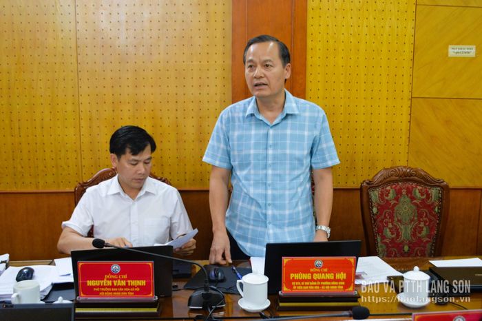 Đồng chí Phùng Quang Hội, Ủy viên Ban Thường vụ Tỉnh ủy, Bí thư Đảng ủy, Chủ tịch HĐND phường Đông Kinh, Ủy viên Ban Văn hóa - Xã hội HĐND tỉnh phát biểu thảo luận tại cuộc họp