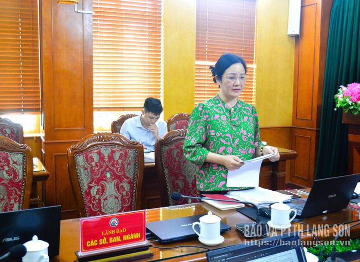 Lãnh đạo Sở Giáo dục và Đào tạo trình bày dự thảo Nghị quyết của HĐND tỉnh về chính sách hỗ trợ sữa cho trẻ mầm non, học sinh tiểu học đang học tại các cơ sở giáo dục trên địa bàn tỉnh