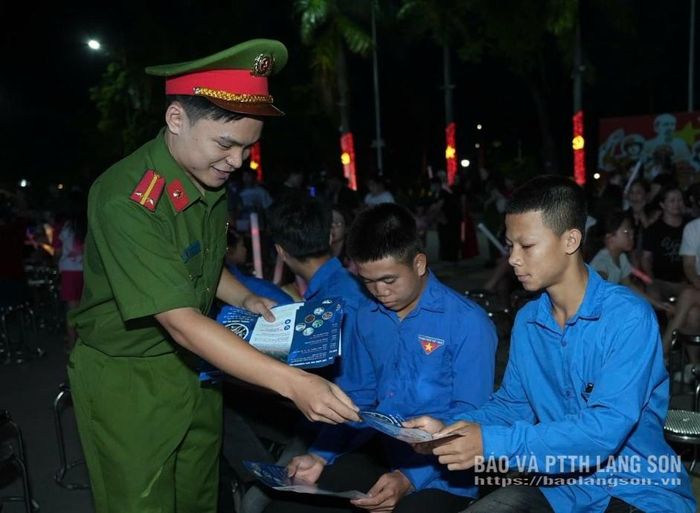 Cán bộ Công an tỉnh phát tờ rơi tuyên truyền cho thanh niên trên địa bàn tỉnh
