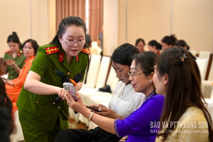 Cán bộ Công an tỉnh giải đáp các thắc mắc của hội viên phụ nữ và người dân về ứng dụng VNeID