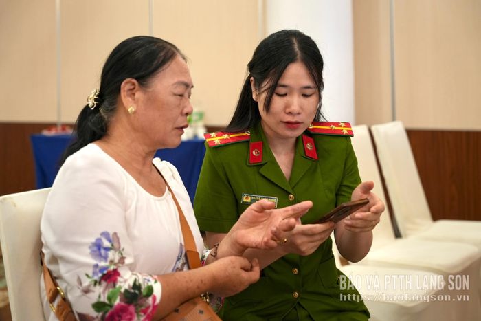Cán bộ Công an tỉnh hướng dẫn người dân thực hiện cài đặt, kích hoạt, sử dụng hiệu quả ứng dụng VNeID