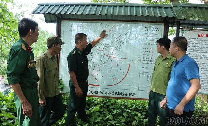 Cựu Chiến binh xã Bảo Yên ôn lại truyền thống cách mạng của quê hương.