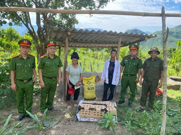 Cán bộ, chiến sĩ Công an xã Phong Dụ Thượng trao con giống, thức ăn chăn nuôi và hỗ trợ sinh kế cho các hộ gia đình có hoàn cảnh khó khăn tại thôn Khe Dẹt.