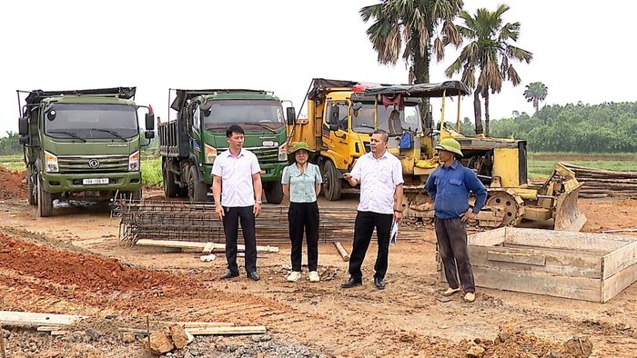 Lãnh đạo Phòng kinh tế xã Quy Mông kiểm tra tiến độ xây dựng một số công trình cơ sở hạ tầng tại địa phương.