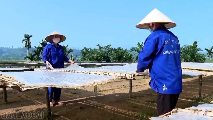 Xây dựng nông thôn mới đã từng bước hoàn thiện cơ sở hạ tầng nông thôn, đời sống người dân được nâng lên, diện mạo các vùng quê ngày càng khởi sắc.