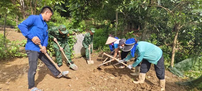 Giúp làm công trình vệ sinh cho hội viên phụ nữ.