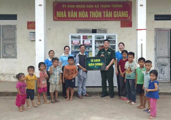 Trao tủ sách biên cương tại thôn Tân Giang.