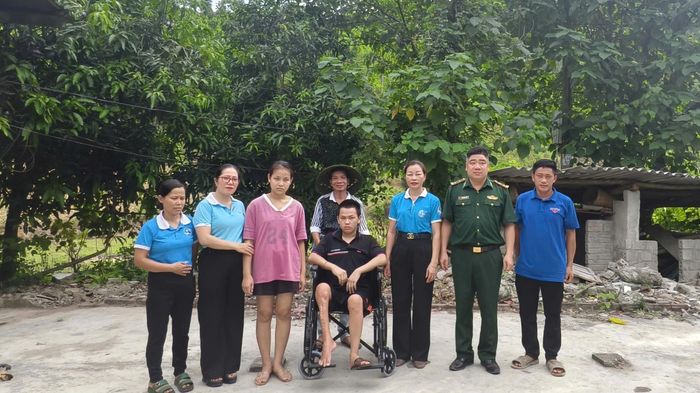 Tặng xe lăn cho người khuyết tật.