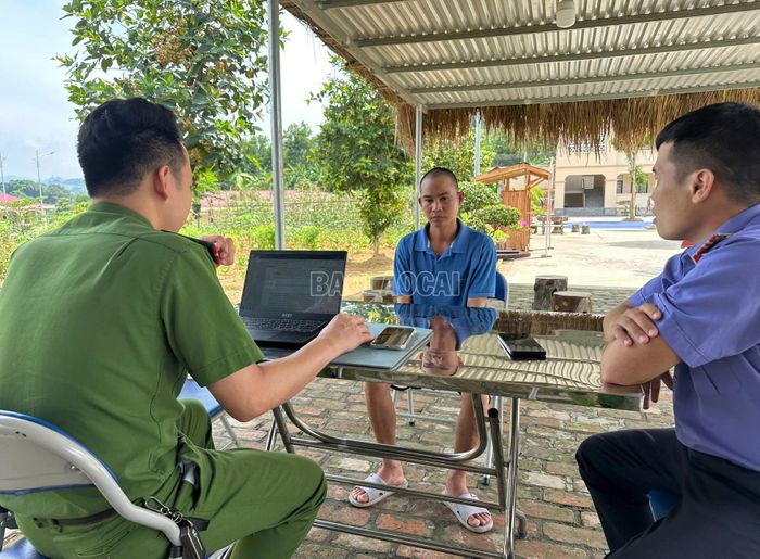 Điều tra viên và kiểm sát viên làm việc với đối tượng Lự Viết Tuyến trong quá trình mở rộng điều tra vụ án.