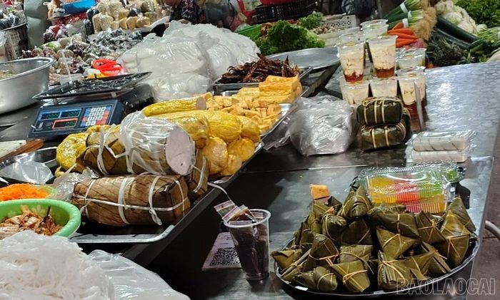 Thực phẩm đã qua chế biến không được che đậy tại các chợ truyền thống.